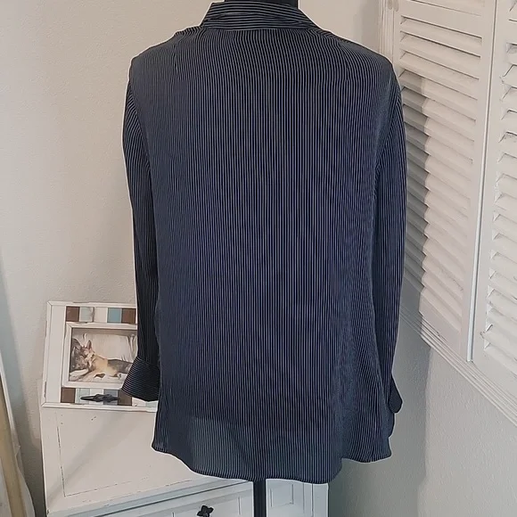 🆕️ AKRIS Silk Crepe Blouse - Picture 5 of 9